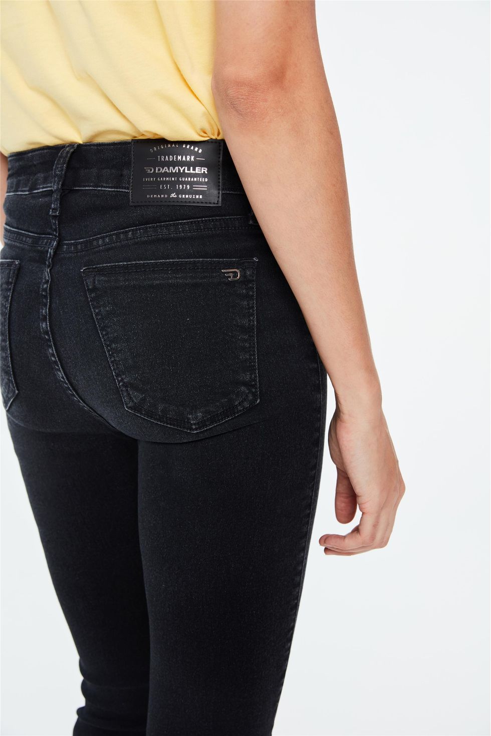 calça jeans escura cintura alta