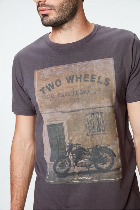 Camiseta-Estampa-Two-Wheels-Masculina-Detalhe--