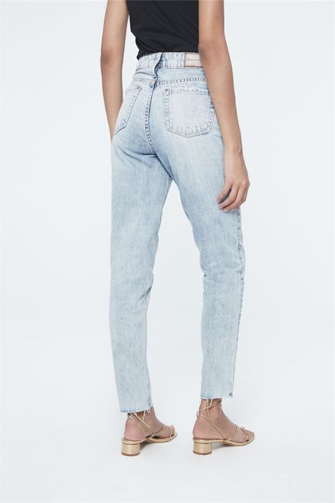 Calca-Jeans-Azul-Claro-Mom-Feminina-Detalhe--