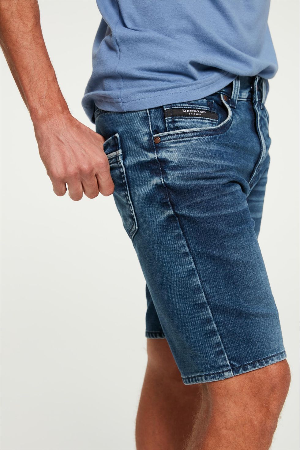 Bermuda-Jeans-Claro-Skinny-Masculina-Frente--
