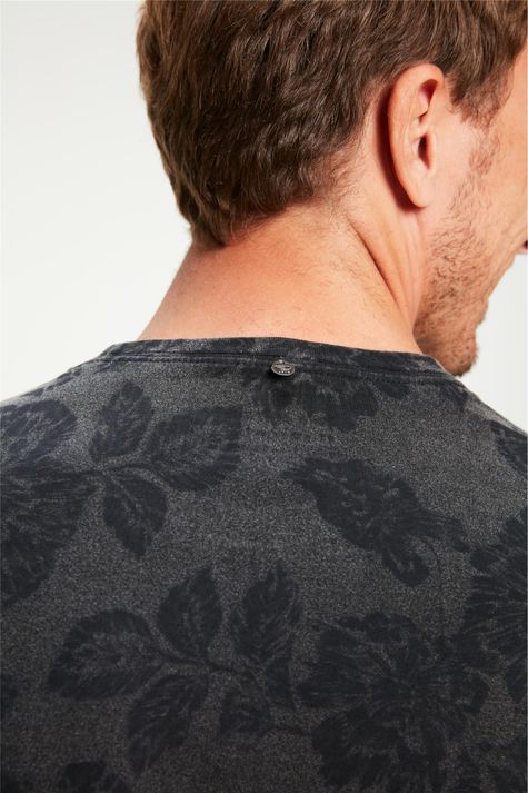 Camiseta-com-Estampa-Floral-Minimalista-Detalhe-1--