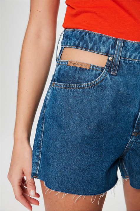 Short-Mom-Jeans-Mini-Barra-Desfiada-Detalhe--