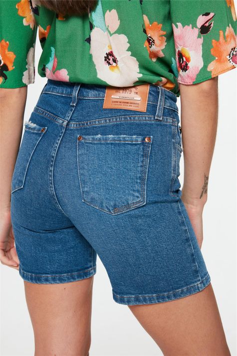 Bermuda-Jeans-Justa-com-Recorte-Feminina-Detalhe--