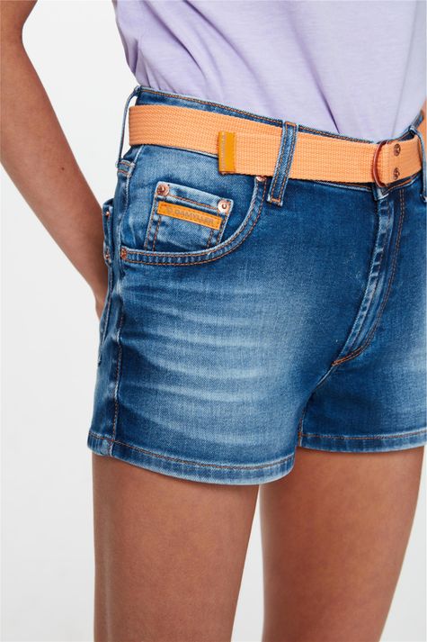 Short-Jeans-Medio-Curto-Justo-com-Cinto-Detalhe--