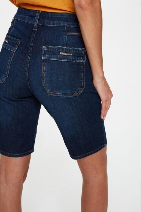 Bermuda-Jeans-Escuro-Justa-C25-Feminina-Detalhe-1--