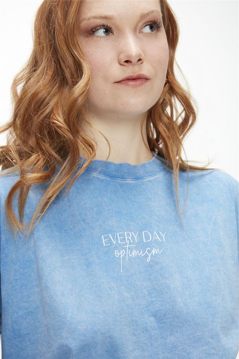 Camiseta-com-Estampa-Every-Day-Optimism-Detalhe-1--