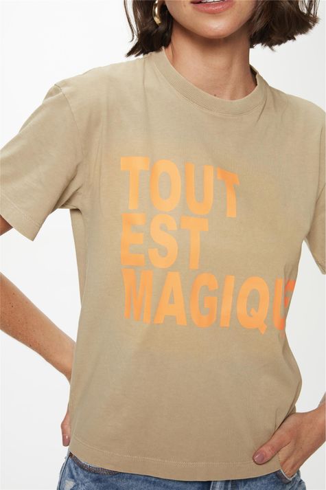 Camiseta-com-Estampa-Tout-Est-Magique-Detalhe--