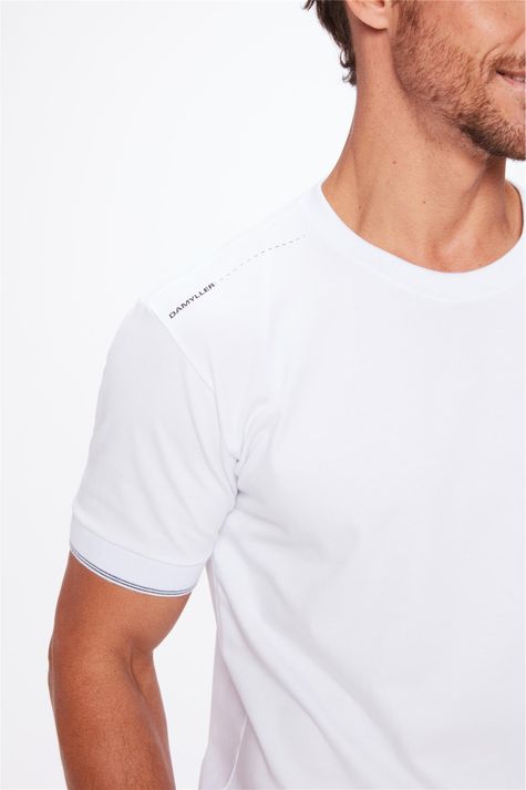 Camiseta-com-Estampa-nos-Ombros-Frente--